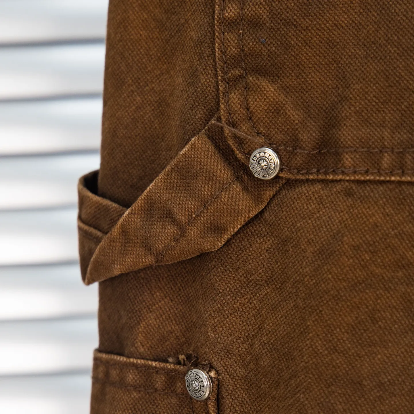 P290 Chrome Hearts Chrome Hearts Brown Logging Orange Multi-leather Jeans Multi-leather standard workwear jeans and jeans need to be washed and then disassembled and hand-stitched with sheepskin cross leather and then spliced to complete. The whole process is too complicated to describe. About Chrome Hearts This is an extremely luxurious fashion brand that can also be called the nobility of the high street. It has always been an exclusive brand for some hipsters or the second generation of rich people. Compared with ordinary high streets, it is more luxurious and noble. Compared with luxury brands, it is more fashionable and individual. It has always been a brand that I have a special liking for. Style number: 1787# Color: Brown Size: 28 30 32 34 36